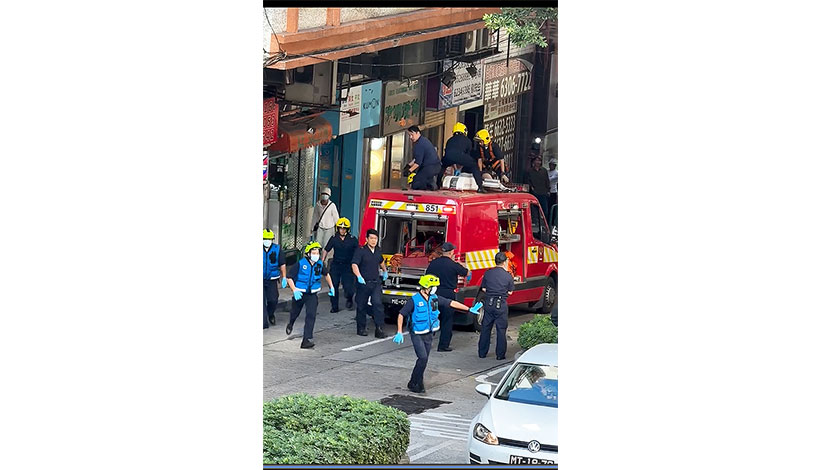 危坐少女墮消防車頂亡    