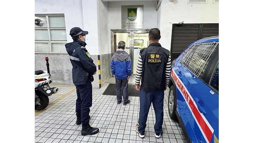 老翁巴士上拾獲藏十萬現金背包據為己有 貢獻賭場‧餽贈朋友  警方天眼追踪拘捕疑人只起回萬二贓款   