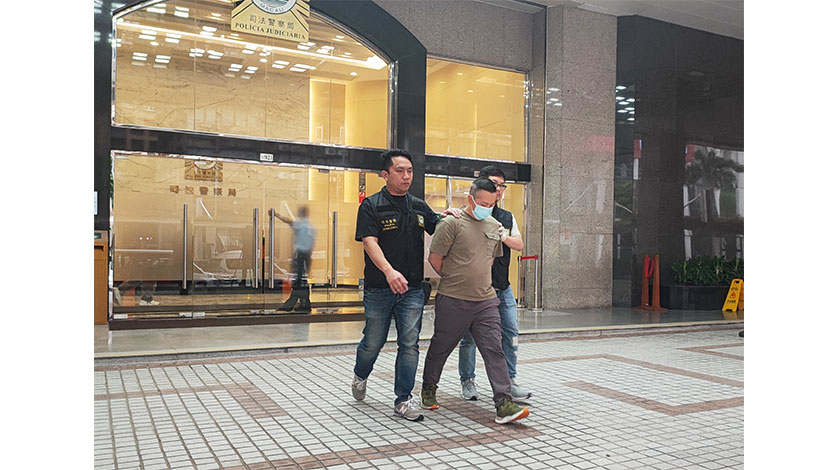 男子冒警勒索賣淫女    
