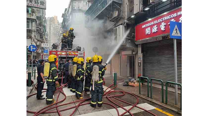 渡船街茶餐廳煮食搶火濃煙漫街   十多食客走避•三歲內地男童腿部二級燒傷送院   
